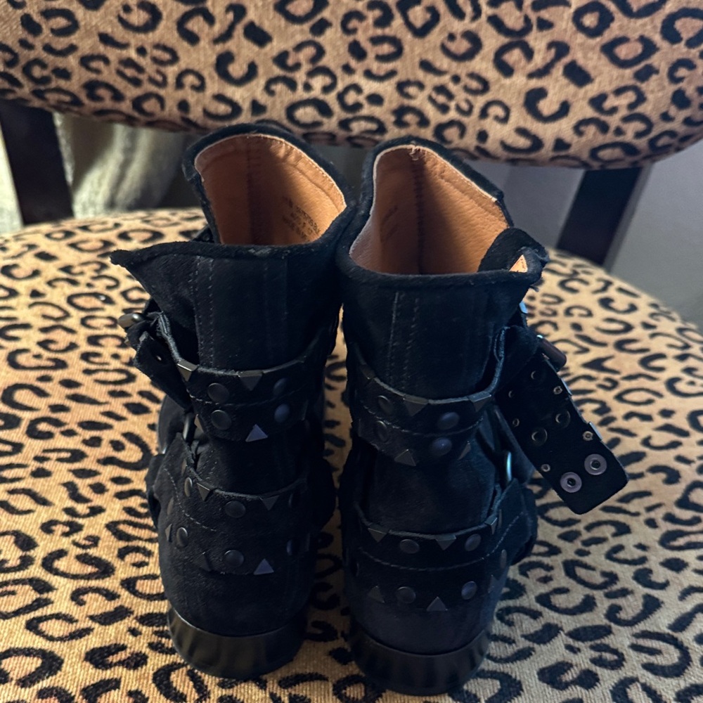 Frye Carly Studded Engineer Black Suede Ankle Boots - NWOT - Picture 4 of 8